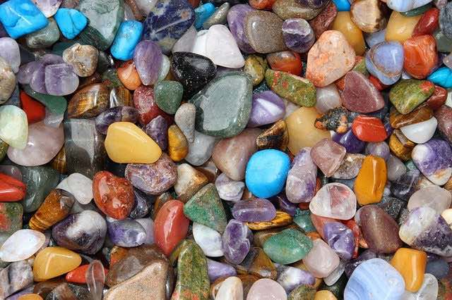 Gemstones polished by rock tumbling: find the best rock tumbler for beginners, kids and professionals